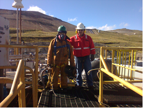 Equipo profesional de PROSER MINERÍA realizando mantenimiento industrial